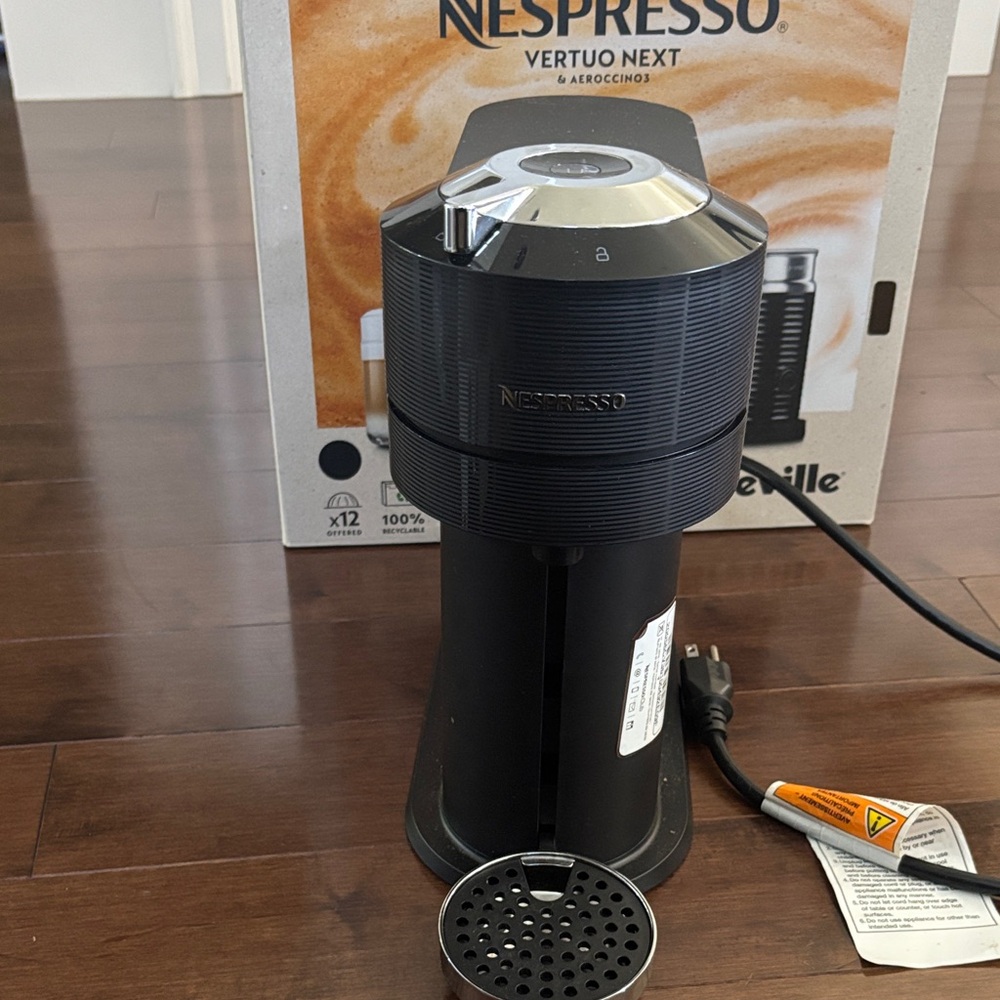 Nespresso Vertuo Next — BROKEN/FOR PARTS
